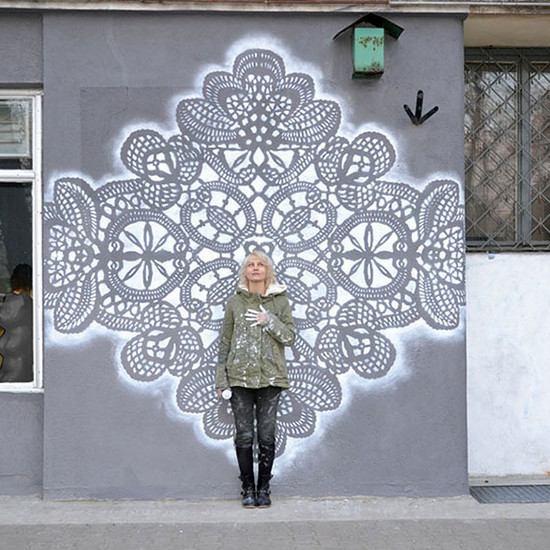 Польский художник украшает городские улицы кружевами. Смотрите EFEKT, это потрясающе!