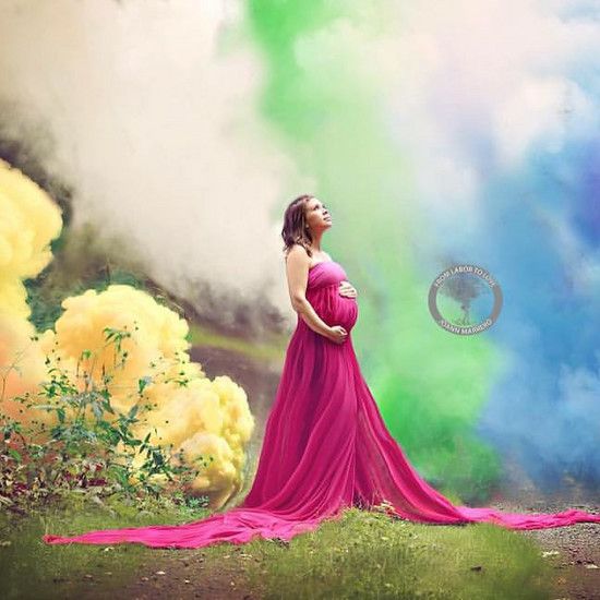 После шести абортов она беременна и празднует ее с необычной радужной сессией