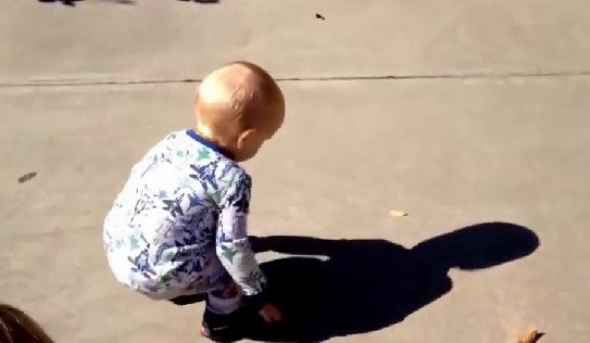 Дети видят свою тень в первый раз