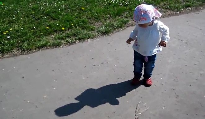 Дети видят свою тень в первый раз