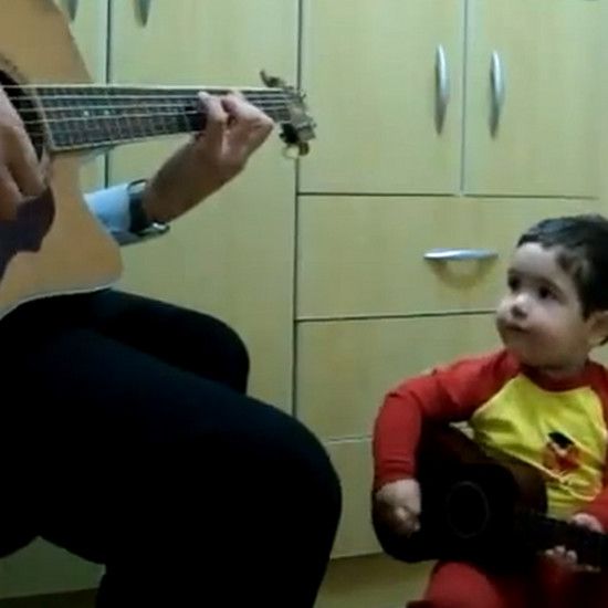 Пухлые щеки и много глаз - этот двухлетний поет и играет на гитаре, чтобы СЕРДЦЫ украли у вас!