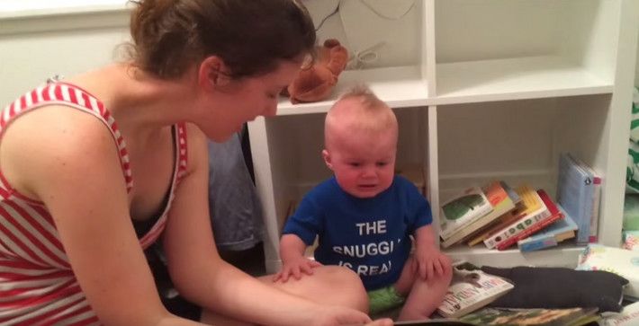 bébé qui pleure que sa maman termine une histoire