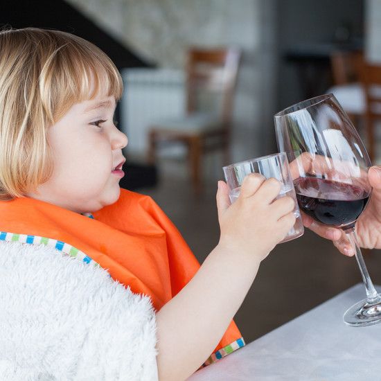 Ресторан вводит правило: только 1 стакан алкоголя, если вы с ребенком!
