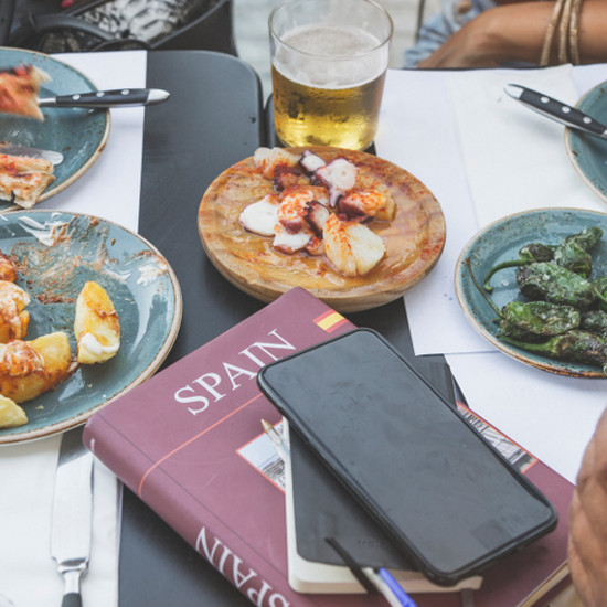 Рестораны в Барселоне отключили Wi-Fi, пусть люди говорят больше