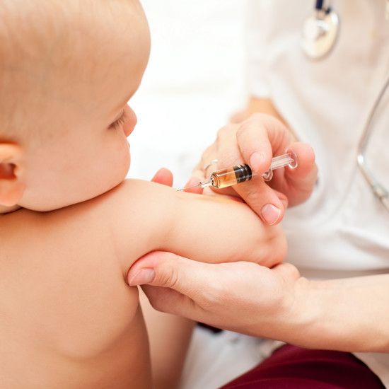 Родители подали в суд на Польшу за осложнения после вакцинации ребенка
