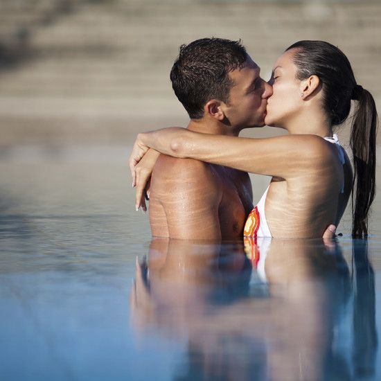 Секс в воде: 10 предметов, чтобы заниматься любовью у бассейна, в море или на озере