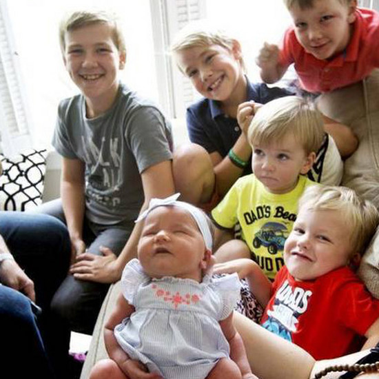 Шесть братьев приветствуют свою новорожденную сестру в мире. См. Касание видео!
