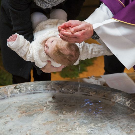 Шокирующий видео из католического крещения: таким образом священник успокаивает ребенка