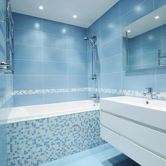 Синяя ванная комната - заменитель бесконечного пространства