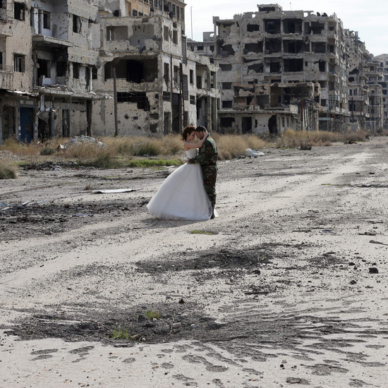 Молодожены сделали фотосессию в истощенном сирийском городе, чтобы показать, что жизнь продолжается, несмотря на войну