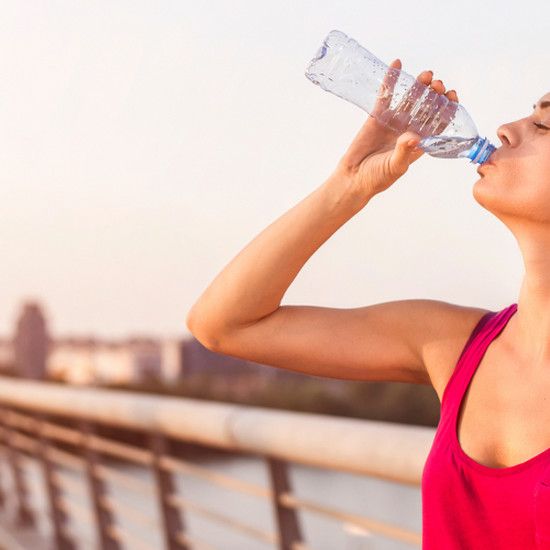Сколько воды вы должны пить, в зависимости от вашего веса? [Компьютерная графика]