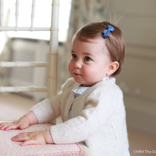 Сладкая принцесса Шарлотта - один год. Ее мать сделала ей прекрасную фотосессию