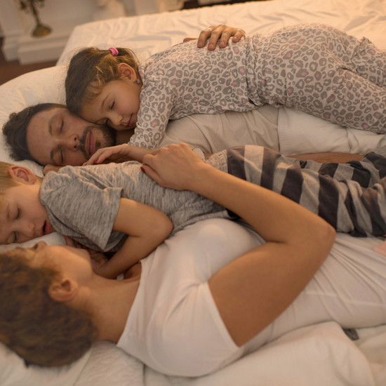 Сон три - ребенок в спальне хорошо влияет на отца, а как насчет мамы?