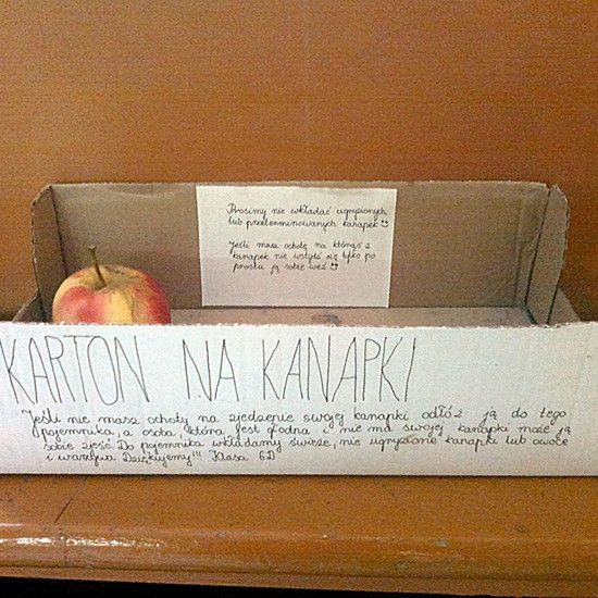 Студент начальной школы в Познани учит, как делиться едой, помещая картонные коробки на несвязанные бутерброды. Молодец!