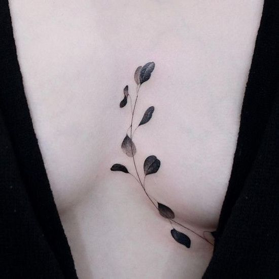 Новая тенденция: тонкие татуировки между грудями. Да или нет?