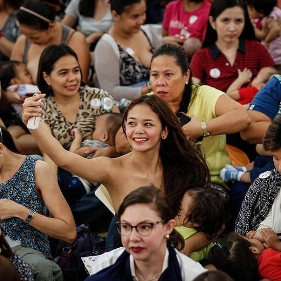 Тысячи женщин, марширующих топлесс во имя грудного вскармливания: Филиппины (галерея)