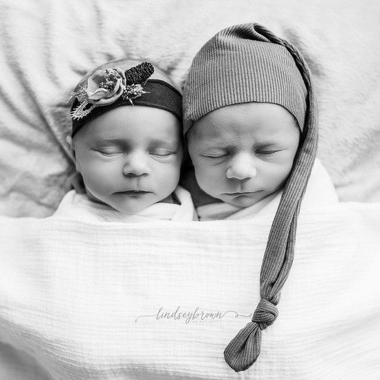 У одного из этих близнецов не будет возможности вырасти, и именно поэтому мама отмечает их на захватывающей сессии