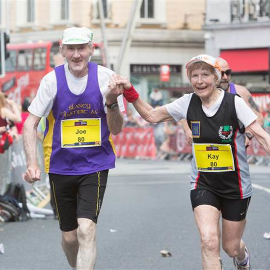 В возрасте 80 лет они проводили марафон вместе, держась за руки, чтобы почтить их любовь