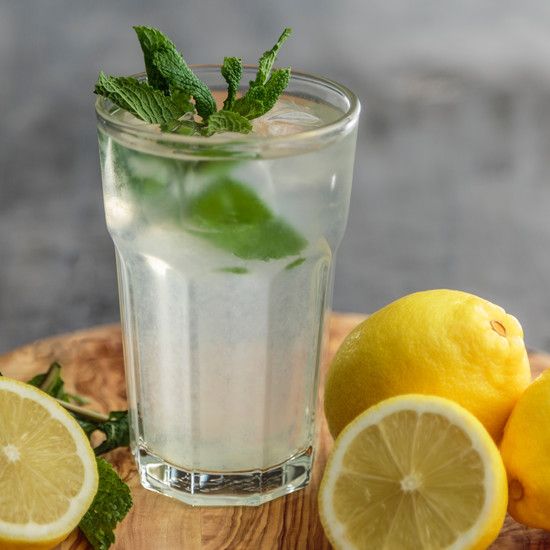 Вам стало скучно пить лимон и воду? Эти 3 напитка работают так же хорошо (и даже лучше)