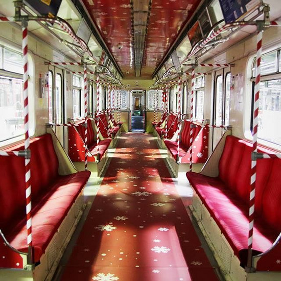 Варшавское метро на Рождество, как сказка! Украшенные вагоны до неузнаваемости