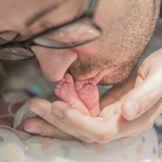 Видео, которое разбивает сердце: отец, который поет новорожденного, поет движущуюся песню