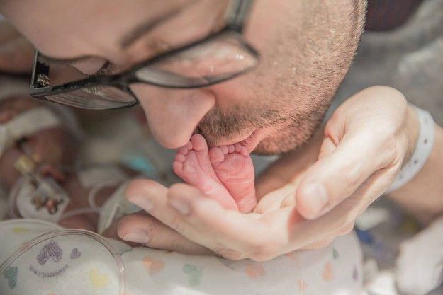 Видео, которое разбивает сердце: отец, который поет новорожденного, поет движущуюся песню