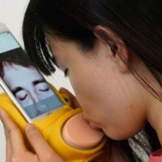 Виртуальное целование по телефону. Kissenger - новое изобретение. Странно, но верно