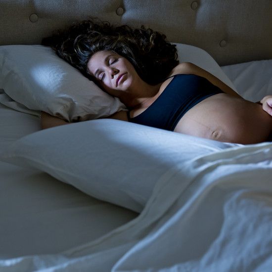 Во время беременности вам нужно спать с левой стороны: истина или миф? Врач рассеивает сомнения