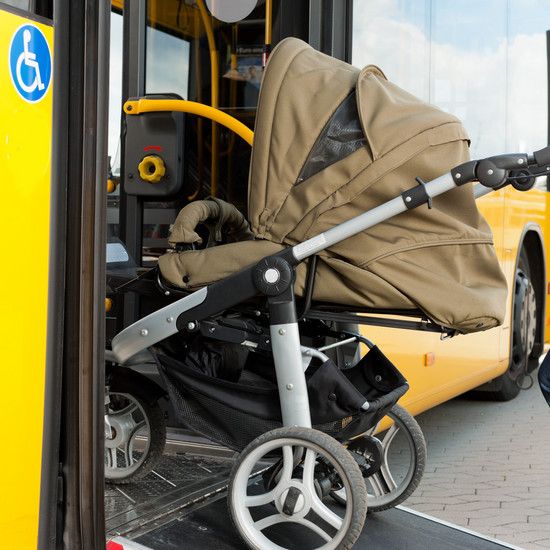 Водители смеются над мамами, путешествующими с колясками: инвалидами, оставайтесь дома