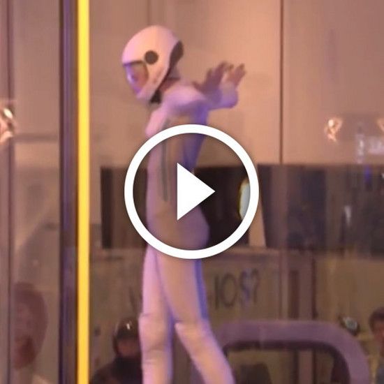 Восхитительный танец в аэродинамической трубе в исполнении 16-летней польской женщины. Вы должны это увидеть!