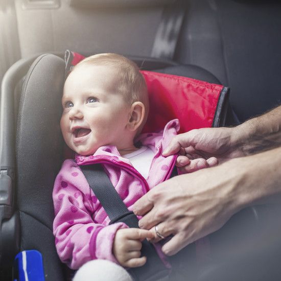 ВСЕГДА снимайте куртку своего ребенка перед тем, как закрепить ее на автомобильном сиденье. Этот фильм покажет вам, что может случиться, если вы не