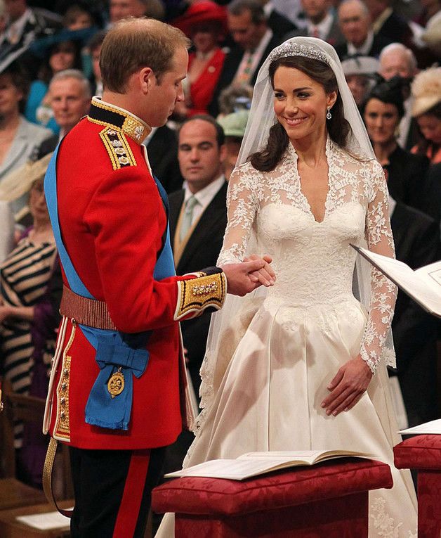 Принц Уильям надевает обручальное кольцо Кейт