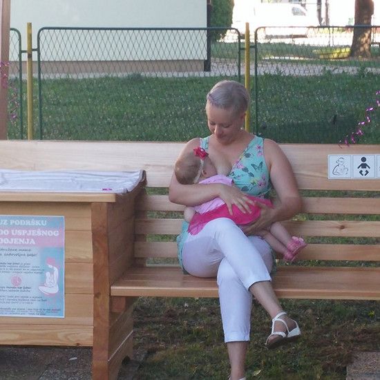 Здесь будет сидеть только кормящая мать - первая скамья для грудного вскармливания в центре парка