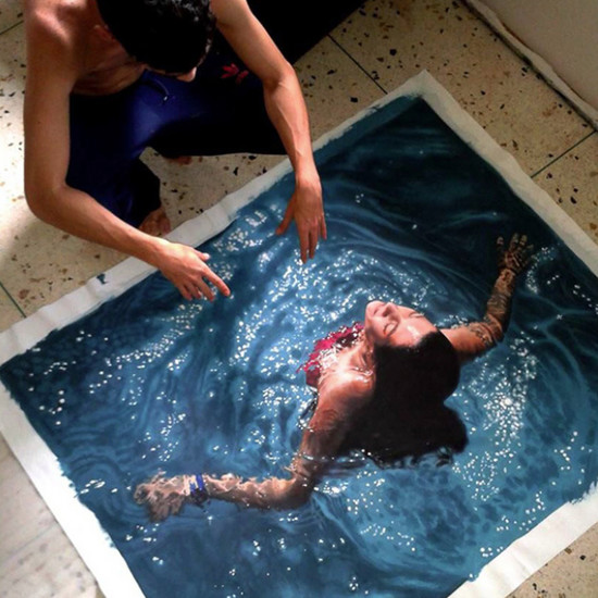 Женщина плавает в бассейне. Что удивительно? Посмотрите внимательно
